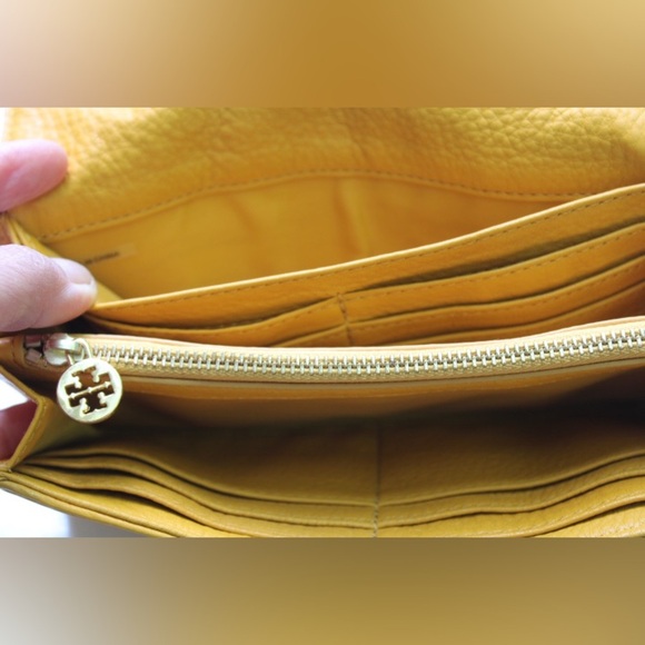 Tory Burch Amanda wristlet - Picture 5 of 16